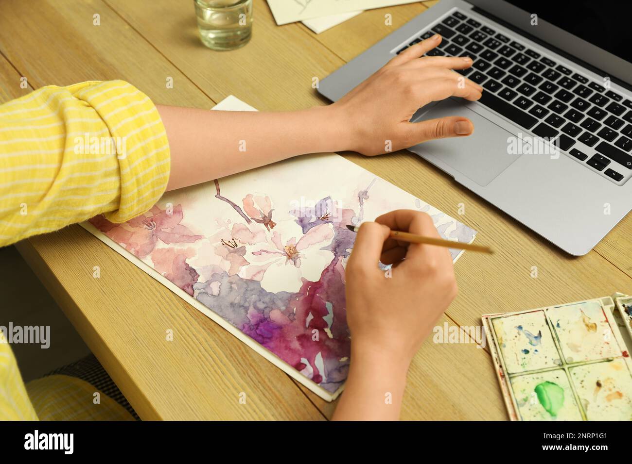Donna disegno immagine a lezione d'arte online, primo piano. Apprendimento a distanza Foto Stock