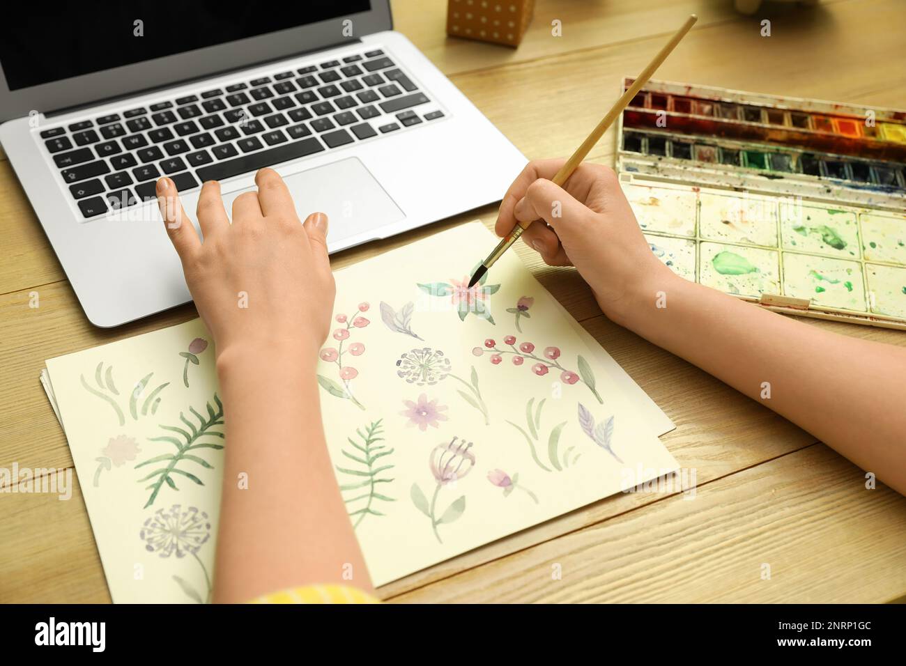 Donna disegno immagine a lezione d'arte online, primo piano. Apprendimento a distanza Foto Stock