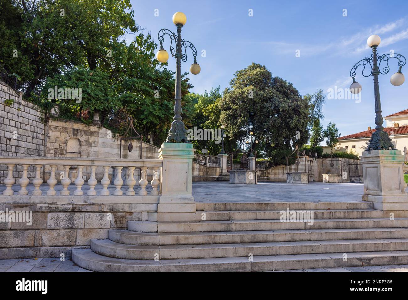 Piazza cinque Wells con il parco Queen Jelena Madijevka sullo sfondo Foto Stock