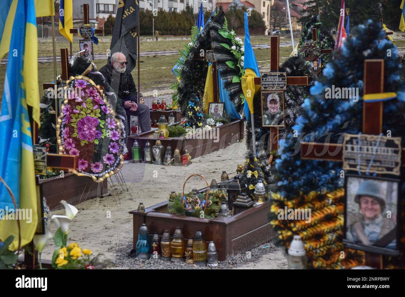 Lviv, Ucraina. 22nd Feb, 2023. Un uomo siede vicino alla tomba di un soldato ucraino che morì a seguito dell'invasione militare russa dell'Ucraina nel cimitero di Lychakiv a Lviv. Il 24 febbraio 2022, la Russia ha lanciato un attacco militare contro l'Ucraina. A seguito dell'anno della guerra, nel cimitero di Lychakiv si formarono numerose sepolture di soldati ucraini morti a causa di questa invasione militare non dichiarata. (Credit Image: © Pavlo Palamarchuk/SOPA Images via ZUMA Press Wire) SOLO PER USO EDITORIALE! Non per USO commerciale! Foto Stock