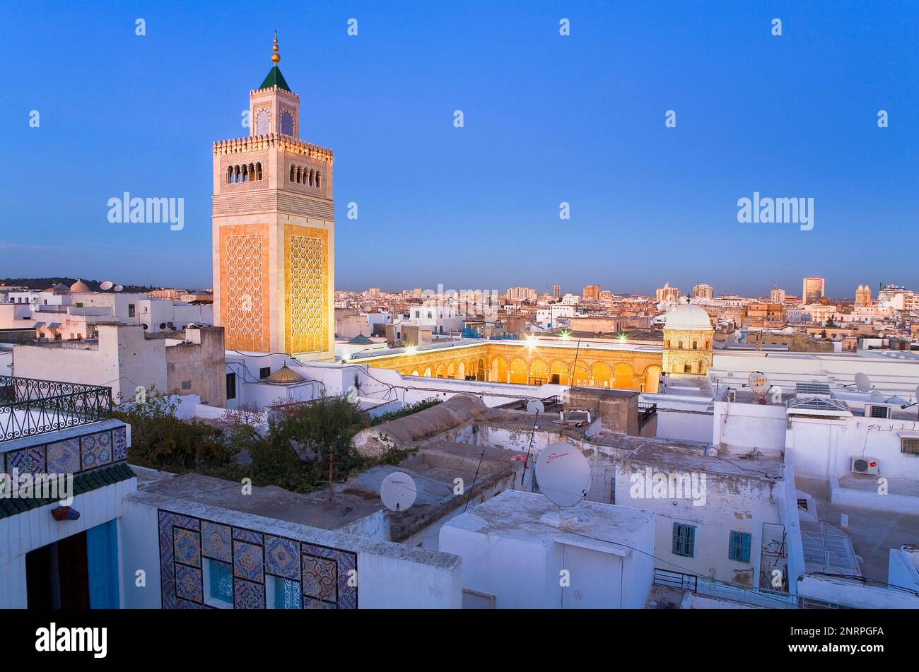 Tunisia: Città di Tunisi. Panoramica di tunisi con la Moschea EZ-Zitouna (Grande Moschea) Foto Stock