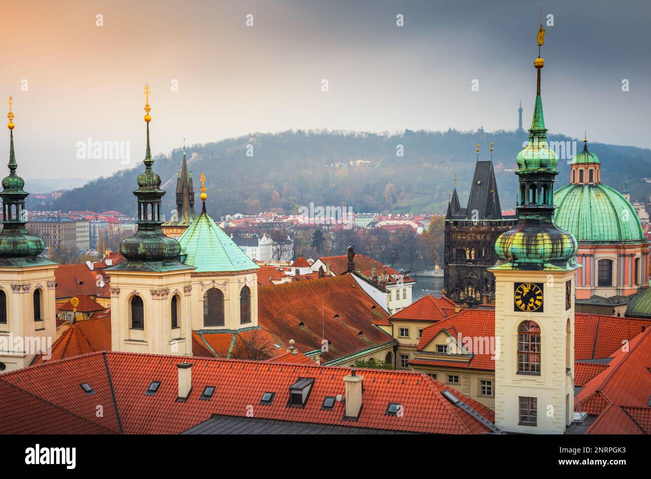 Vista panoramica sul paesaggio urbano dei tetti di Praga al suggestivo tramonto, Repubblica Ceca Foto Stock