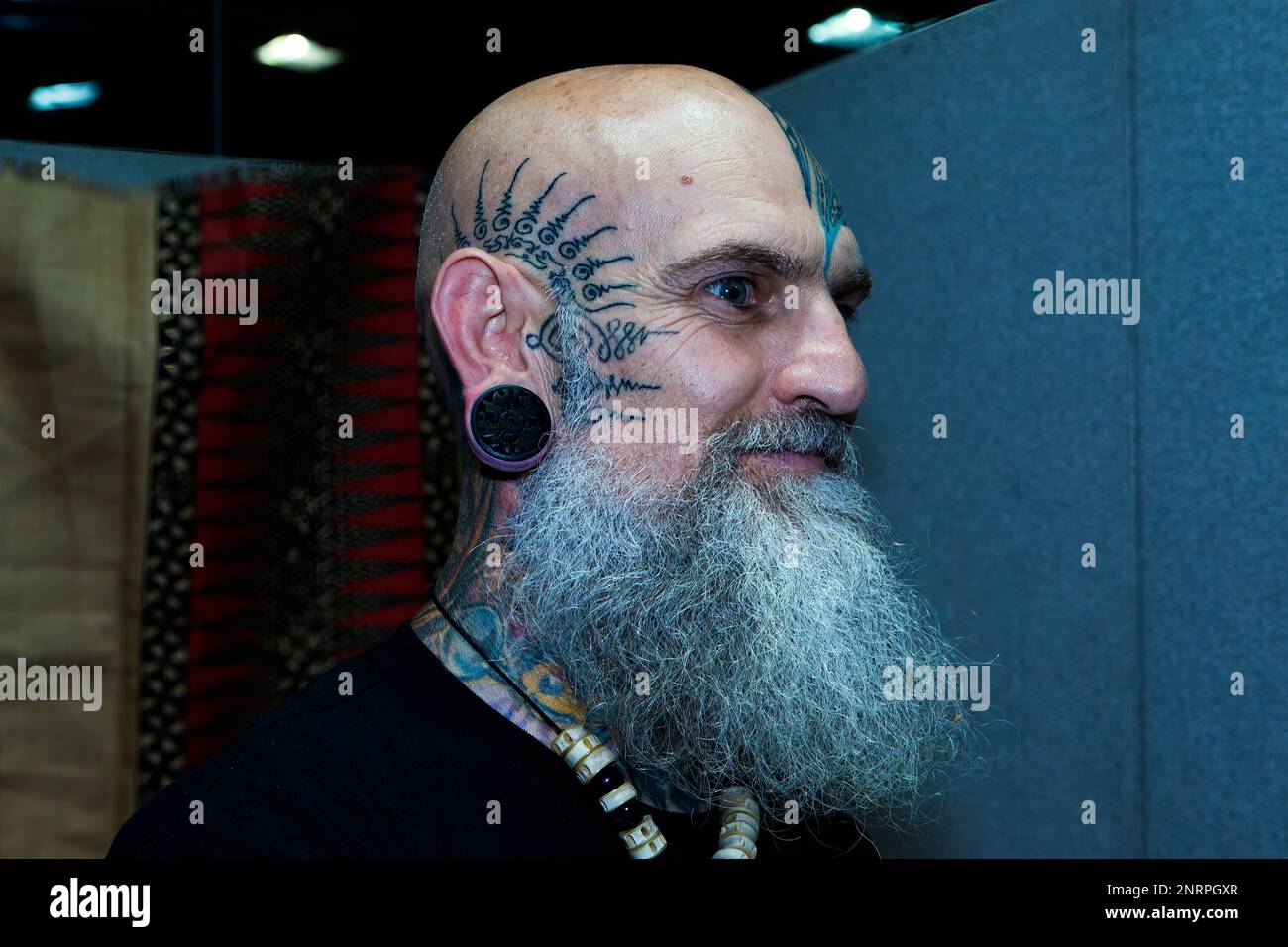 Questo è Brent McCown (NZL), ora residente in Austria, praticando Tattoo Tatoa alla International London Tattoo Convention 2016, Tobacco Docks, Wapping, Londra, E2, REGNO UNITO. 24th settembre 2016 Foto Stock