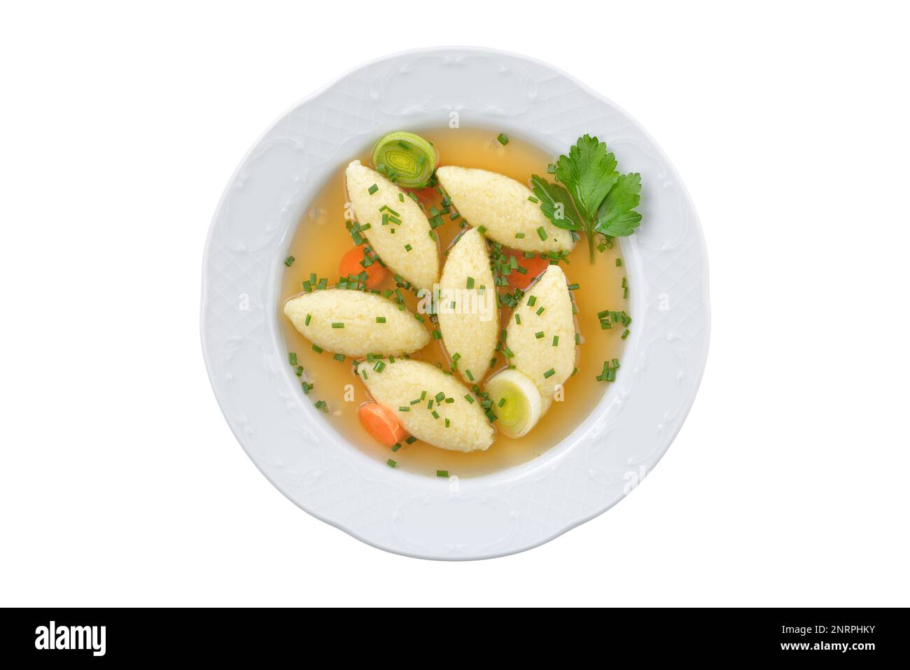 Piatto bavarese, svevo e austriaco, gnocchi di semola in brodo vegetale su fondo bianco Foto Stock