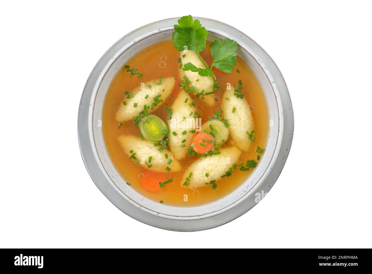 Piatto bavarese, svevo e austriaco, gnocchi di semola in brodo vegetale su fondo bianco Foto Stock