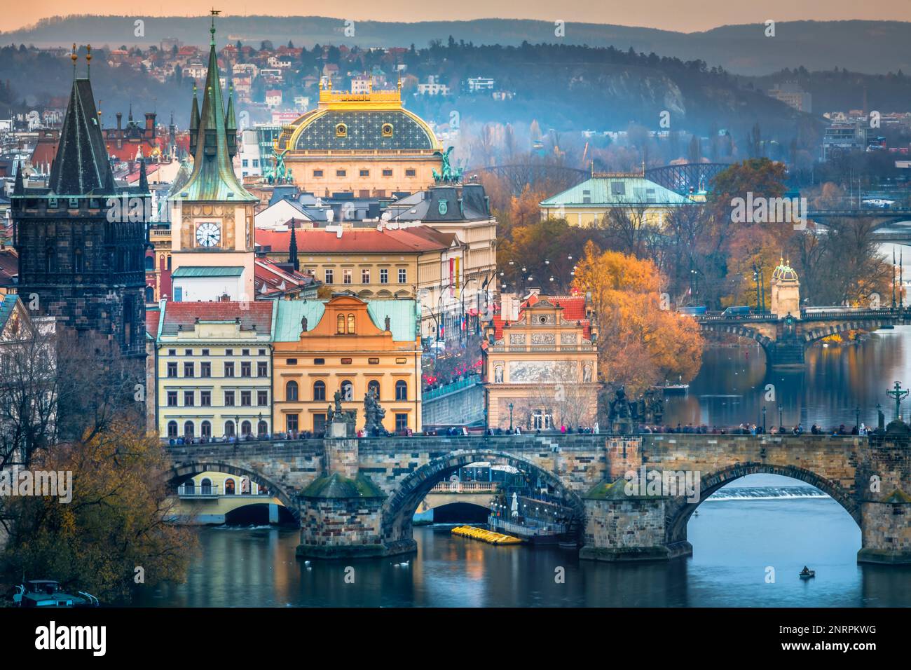 Vista panoramica sul paesaggio urbano di Praga e del fiume Moldava in una serata drammatica, Repubblica Ceca Foto Stock