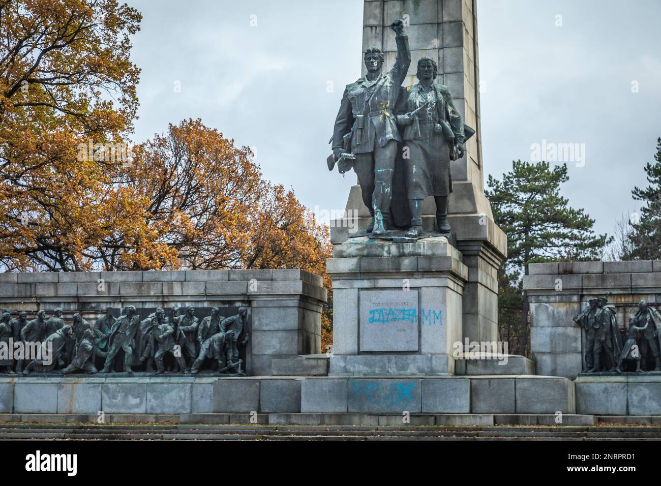 Monumento dell'esercito sovietico per la seconda guerra mondiale a Sofia, la sera d'autunno, Bulgaria, Europa orientale Foto Stock