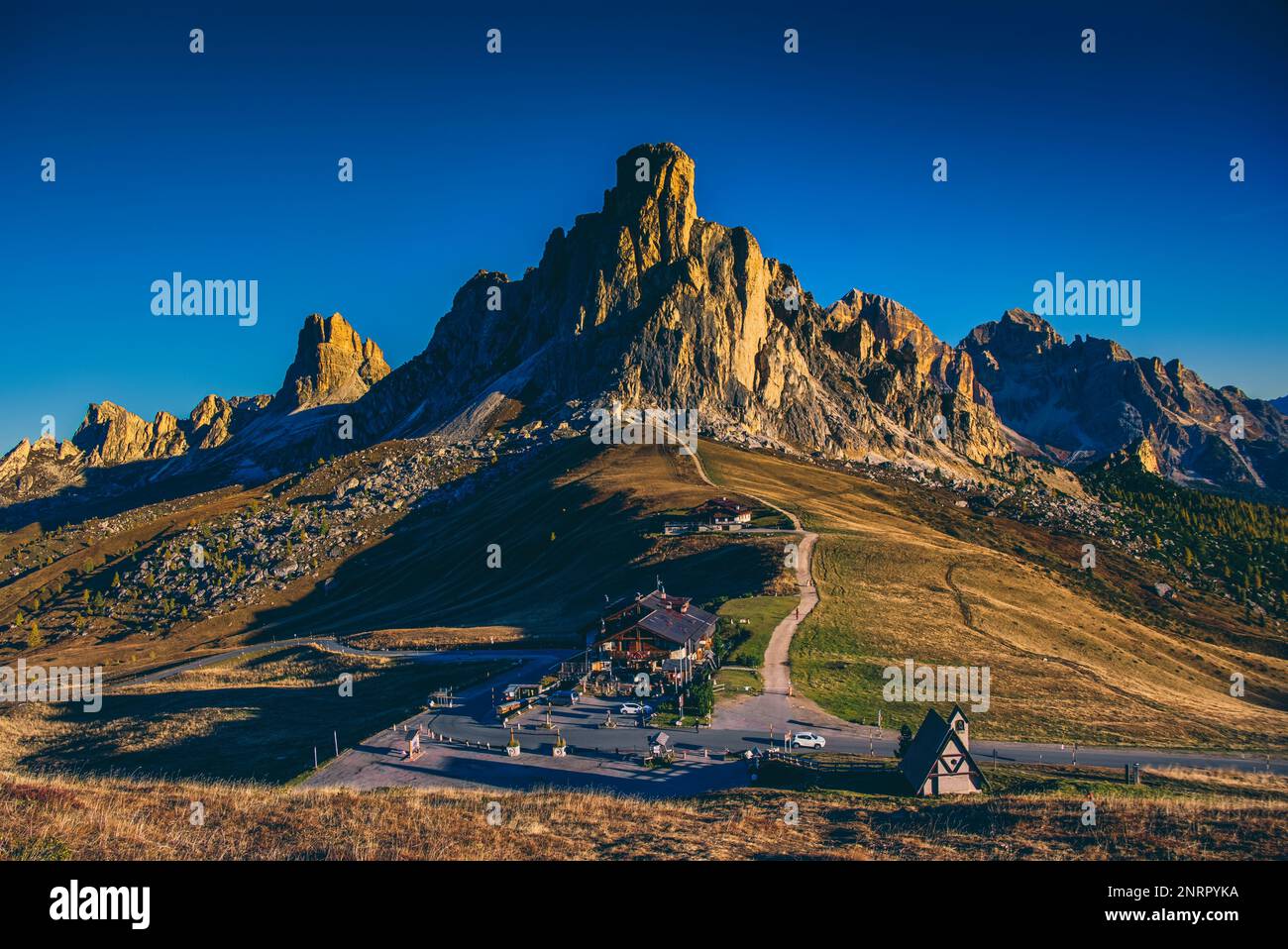 Si trova al centro di un vasto pascolo di montagna ai piedi di Nuvolau (2.574 m) e dell'Averau (2.647 m) da cui si può facilmente raggiungere il Foto Stock