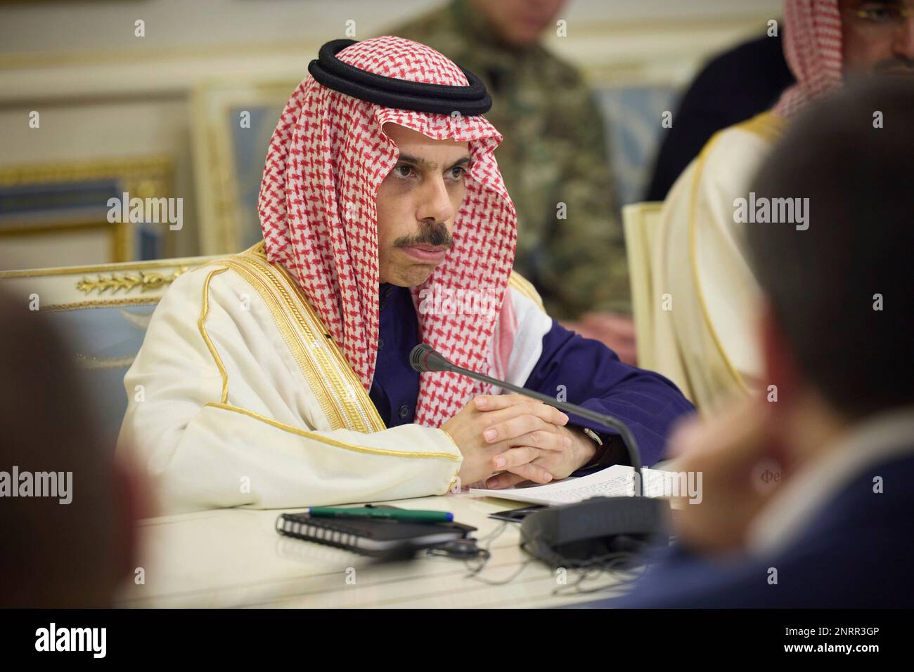 Kiev, Ucraina. 26th Feb, 2023. Il ministro degli Esteri Saudita, il principe Faisal bin Farhan al Saud, commenta durante un incontro bilaterale con il presidente ucraino Volodymyr Zelenskyy al Palazzo Mariinsky, 26 febbraio 2023 a Kyiv, Ucraina. Credit: Foto piscina/Ufficio stampa presidenziale ucraino/Alamy Live News Foto Stock