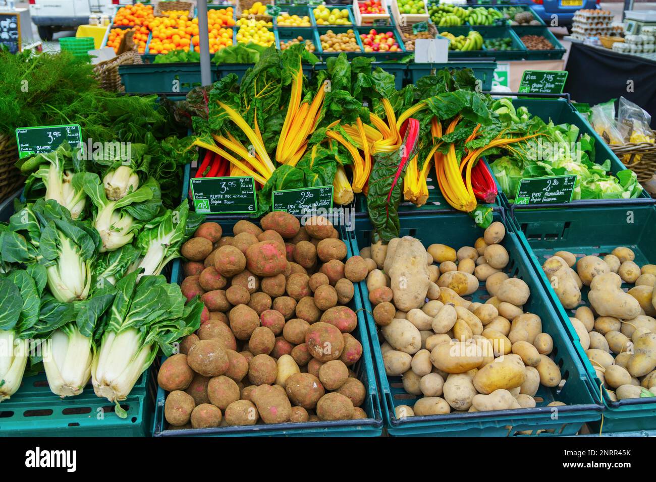 Aziende agricole locali strada mercato biologico con frutta, verdura e verde vari. Perpignan, Francia - Febbraio, 17, 2018 Foto Stock