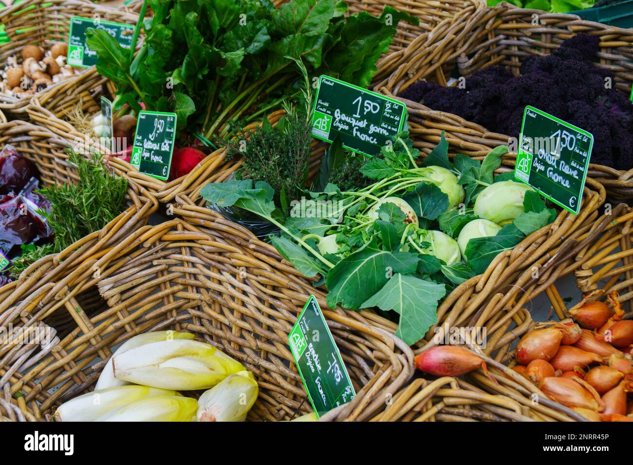 Aziende agricole locali strada mercato biologico con verdure varie e verde. Perpignan, Francia - Febbraio, 17, 2018 Foto Stock