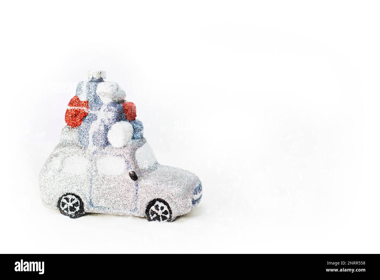 Auto giocattolo retro argento che offre regali di Natale o Capodanno su sfondo bianco. Giocattolo di Natale. Festa di Natale concetto di celebrazione, buon Natale Foto Stock