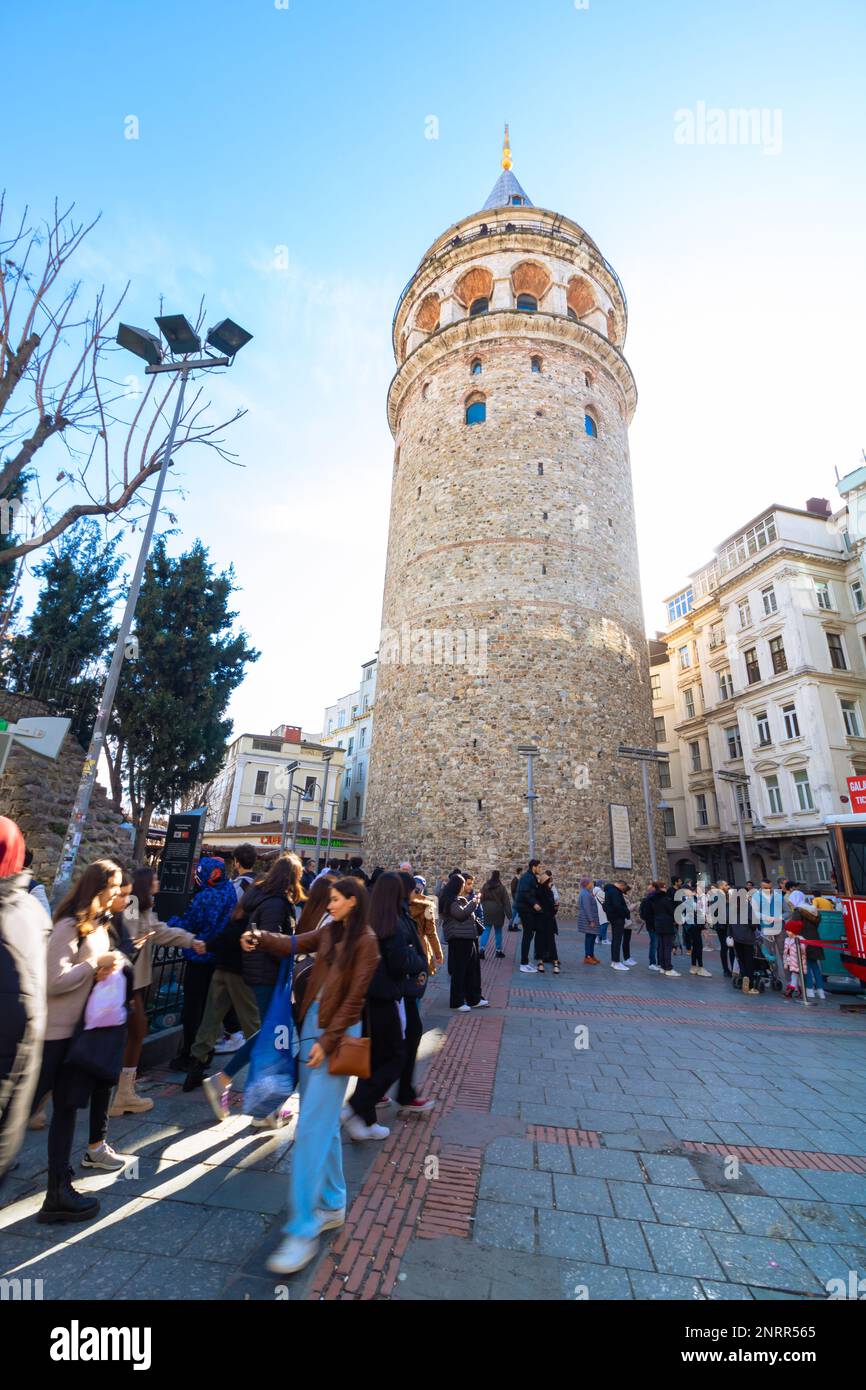 Torre Galata e persone o turisti in vista verticale grandangolare. Viaggio a Istanbul foto di sfondo. Istanbul Turkiye - 1.18.2023 Foto Stock