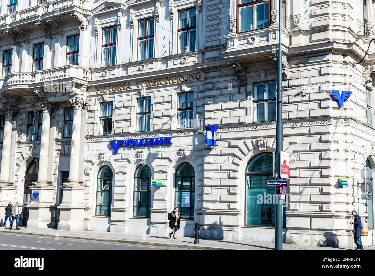 Vienna, Austria - 18 ottobre 2022: Facciata e logo della Volksbank Bank con persone in giro a Innere Stadt, Vienna, Austria Foto Stock