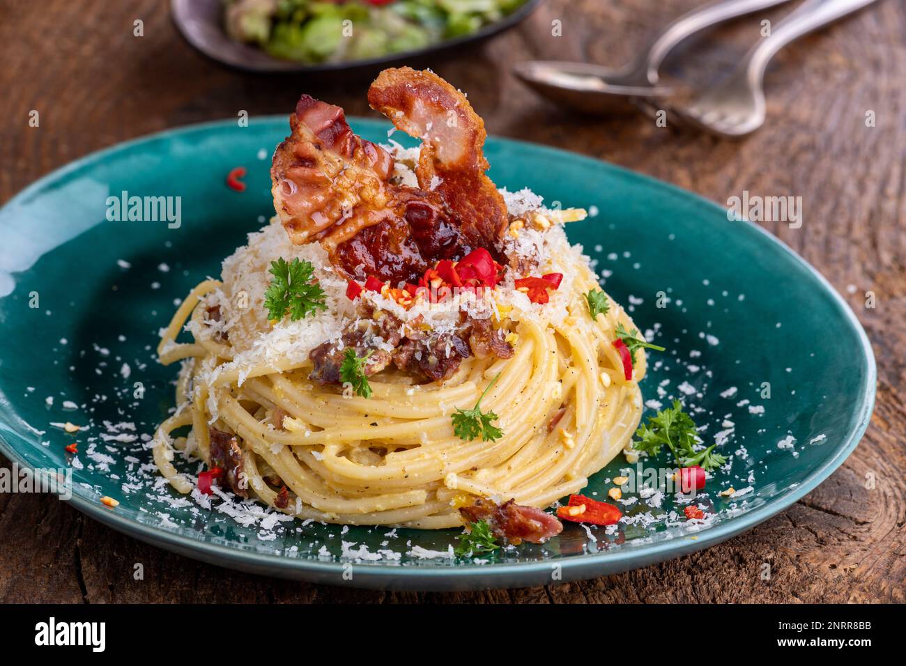 Spaghetti alla Carbonara con insalata in legno Foto Stock