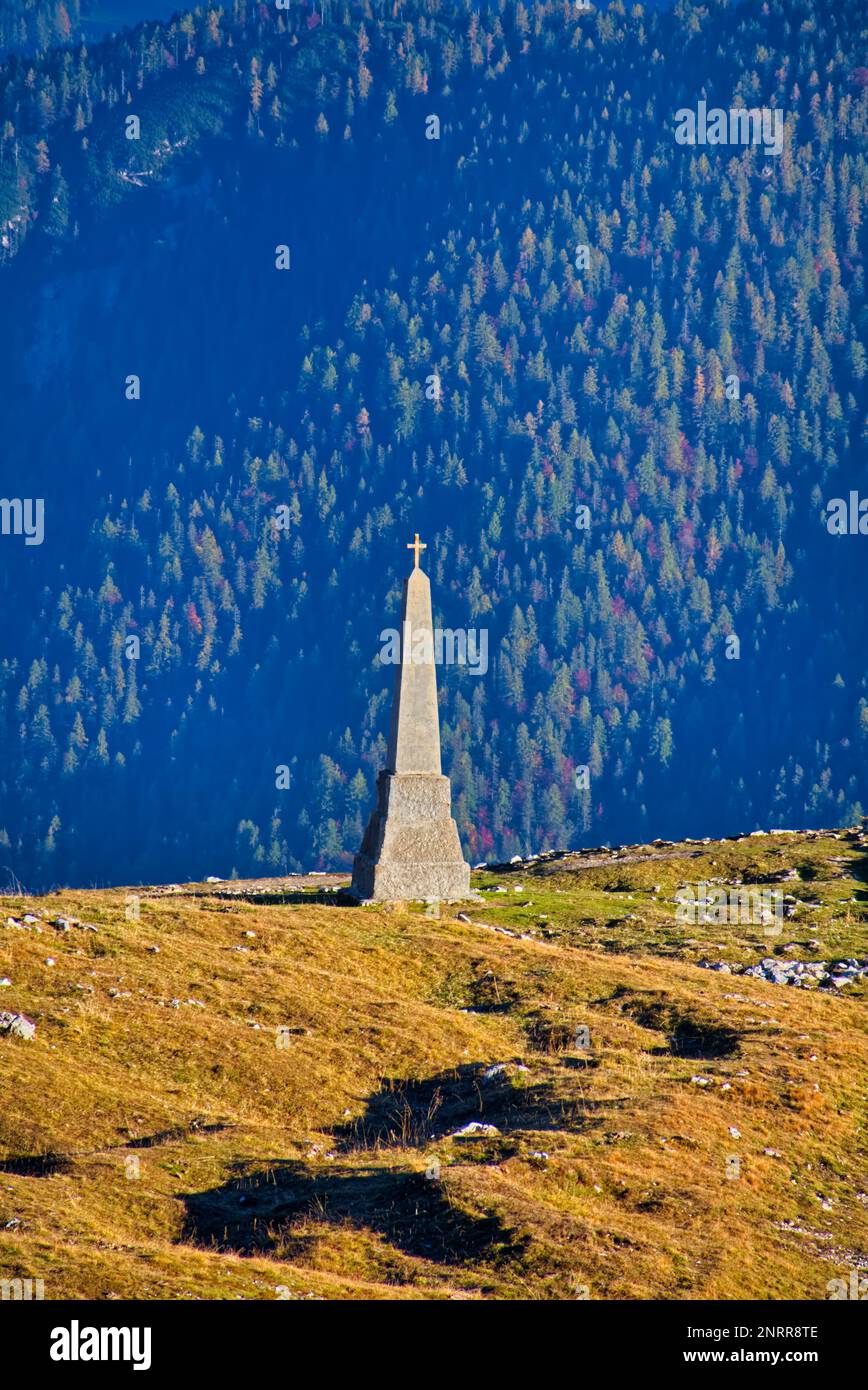 Le tre Cime di Lavaredo sono il gruppo montuoso più insolito e quindi più famoso e riconoscibile delle Dolomiti. È anche il s Foto Stock