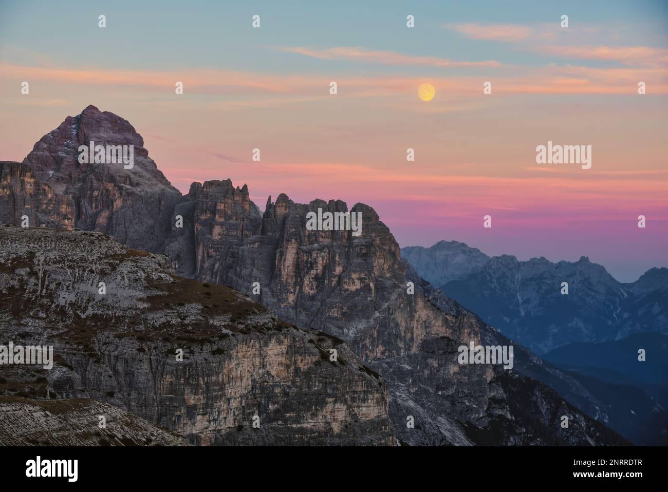C’è il noto fenomeno chiamato enrosadira: Una parola che descrive – in lingua ladina – il letterale “diventare rosa” di questi picchi all’alba A. Foto Stock