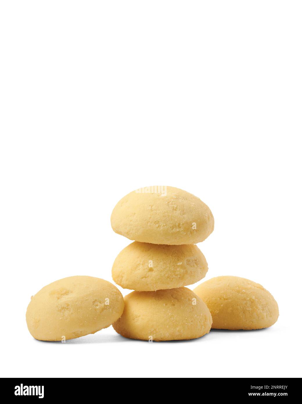 biscotti al ghee o biscotti isolati su sfondo bianco, vista ravvicinata di biscotti fatti in casa in bocca, biscotti senza verdure Foto Stock