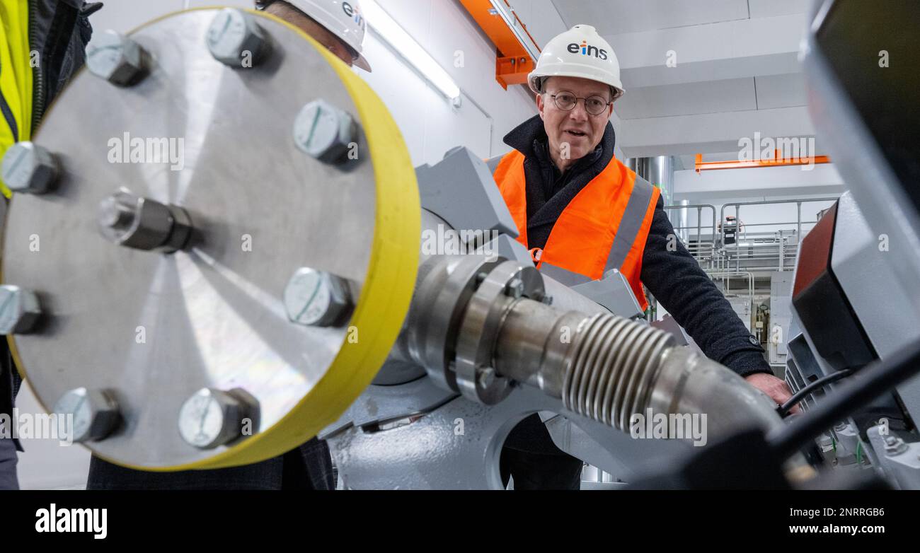 Chemnitz, Germania. 27th Feb, 2023. Wolfram Günther (Verdi), ministro dell'energia in Sassonia, visita l'impianto di cogenerazione dei motori del fornitore di energia eins energie. Il motivo della sua visita è di discutere i piani attuali per il cambiamento regionale dell'energia, l'espansione delle energie rinnovabili e la questione del futuro approvvigionamento energetico. Credit: Hendrik Schmidt/dpa/Alamy Live News Foto Stock