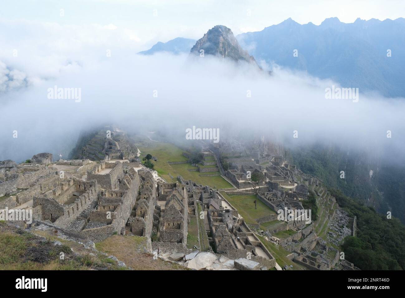 Vista della Città Inca perduta di Machu Picchu sotto il cielo nebbioso vicino Cusco, Perù. Machu Picchu è un santuario storico peruviano. Foto Stock