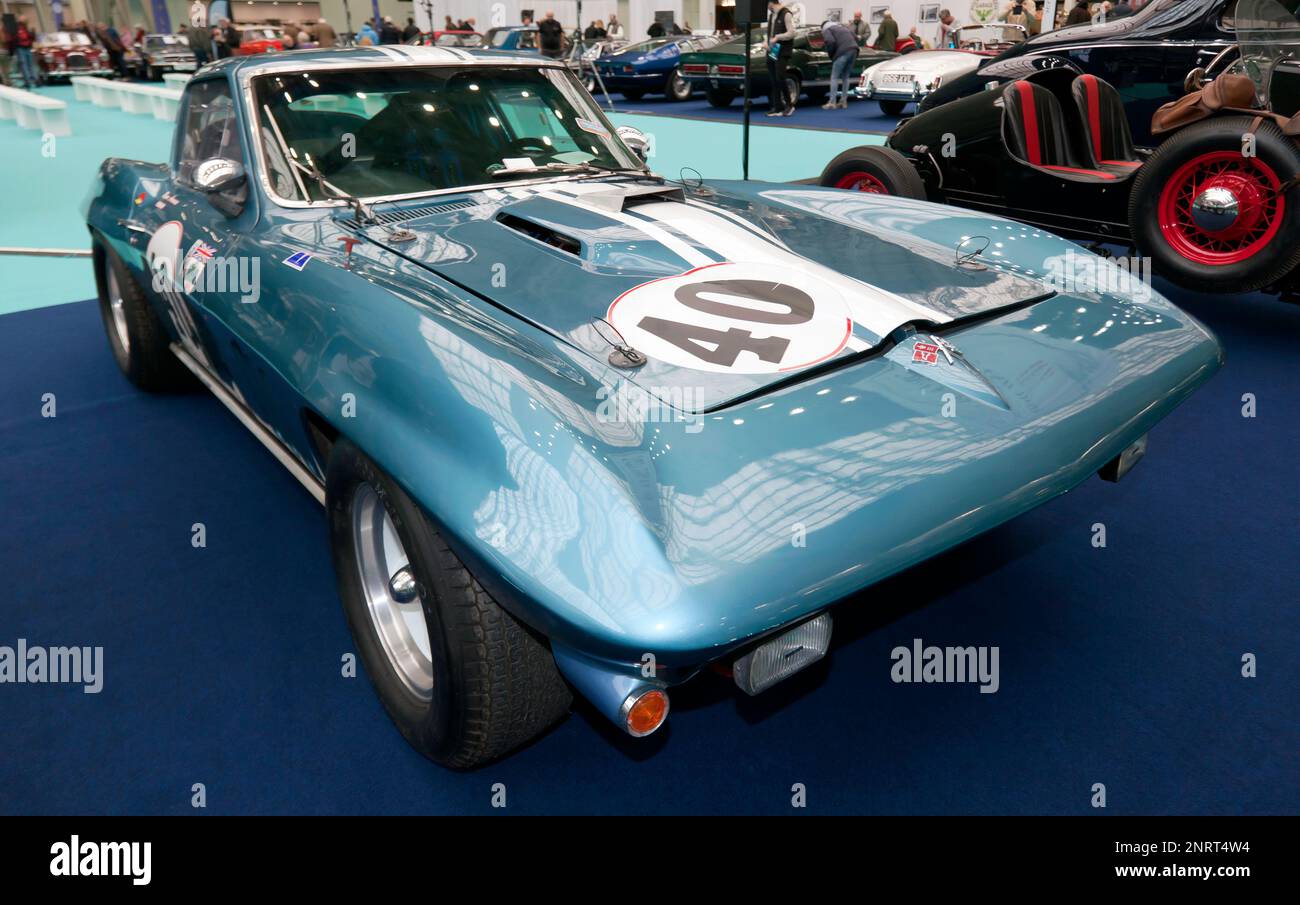 Vista frontale di tre quarti di una 1965, Chevrolet Corvette Stingray C2 FIA Race Car, in mostra al London Classic Car Show 2023 Foto Stock