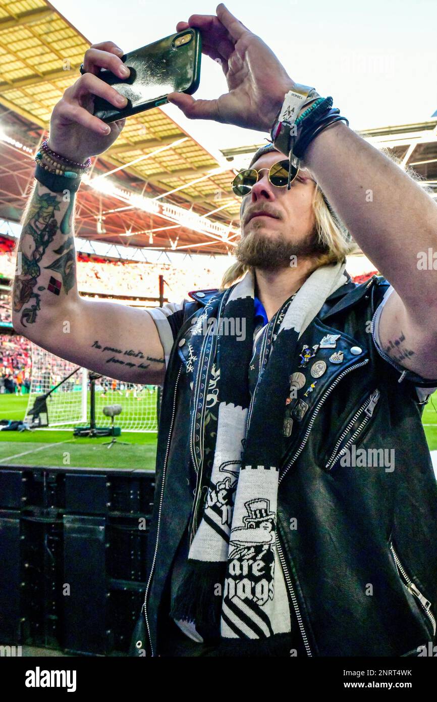 Manchester, Regno Unito. 26th Feb, 2023. Un fan di Newcastle prende un selfie prima della finale della Carabao Cup tra il Manchester United e il Newcastle United a Old Trafford il 26th 2023 febbraio a Manchester, Inghilterra. (Foto di Jeff Mood/phcimages.com) Credit: PHC Images/Alamy Live News Foto Stock