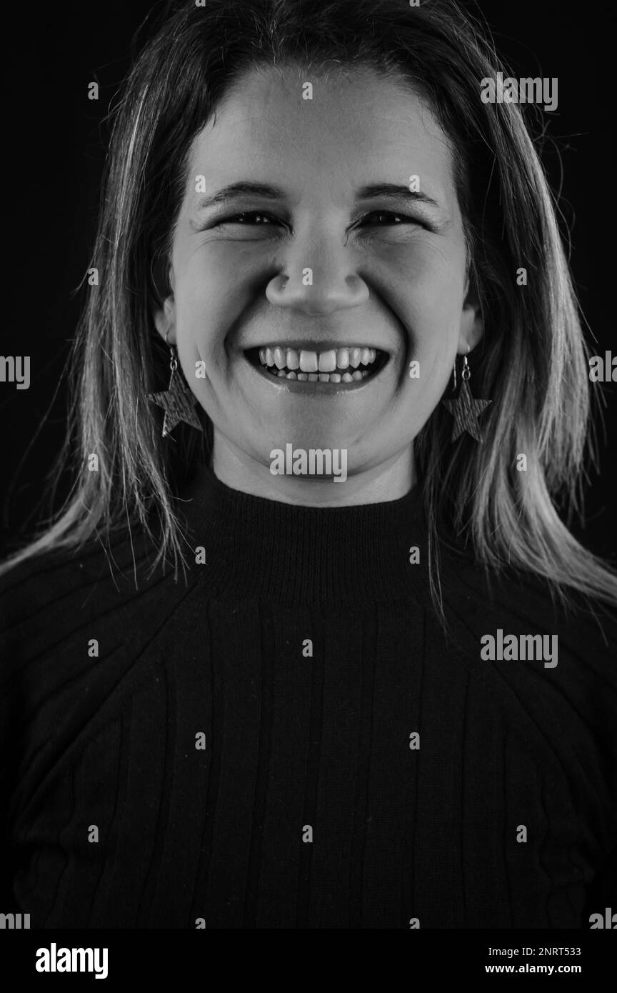 ritratto in bianco e nero di una bella donna bionda che ride allegramente spontaneamente e onestamente Foto Stock