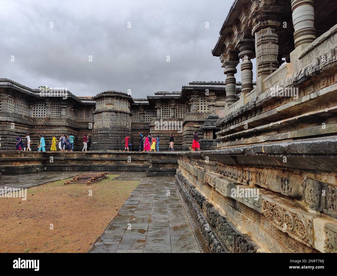 Natura e storia in una birra inebriante nel tempio di HChikmagalurHThe a Halebidu ha sculture ancora più raffinate che a Belur. CREDITO: Kalpana Sunder Foto Stock