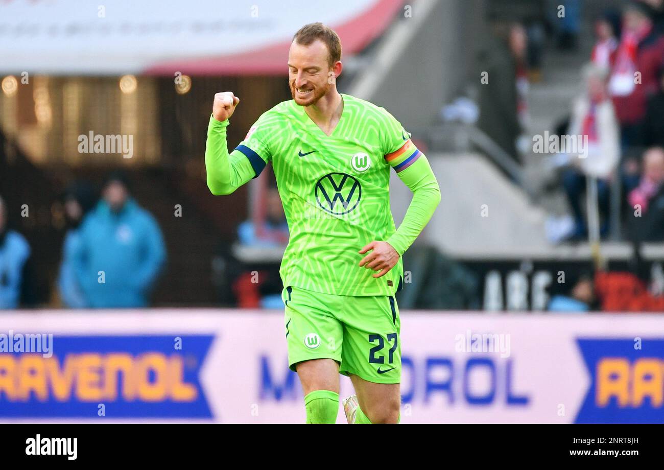 Bundesliga, Rhein Energie Stadium Colonia: 1. FC Köln vs VfL Wolfsburg; Maximilian Arnold (WOL) festeggia dopo il punteggio Foto Stock