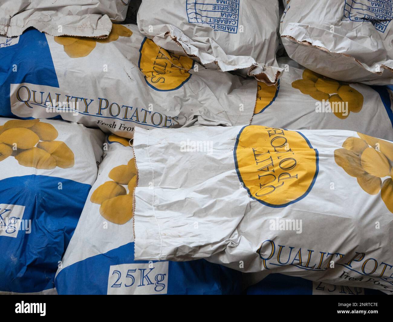 Patate inglesi in 25kg sacchetti in vendita in un negozio di fattoria dello Yorkshire Febbraio 2023 Foto Stock