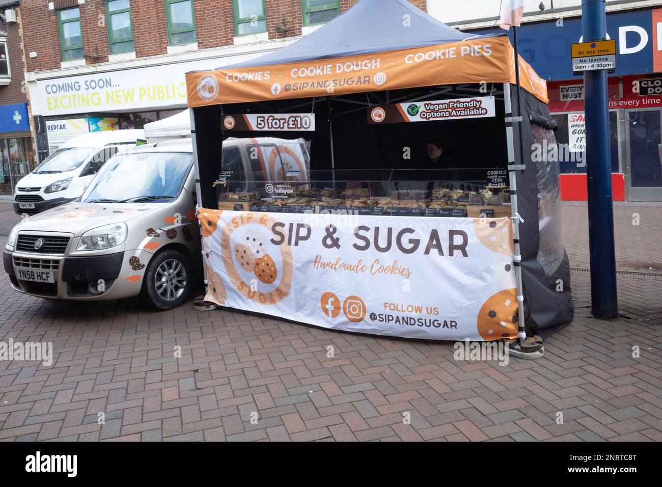 Stallo del mercato Redcar che vende SIP e Sugar Cookies a cinque per £10 Foto Stock