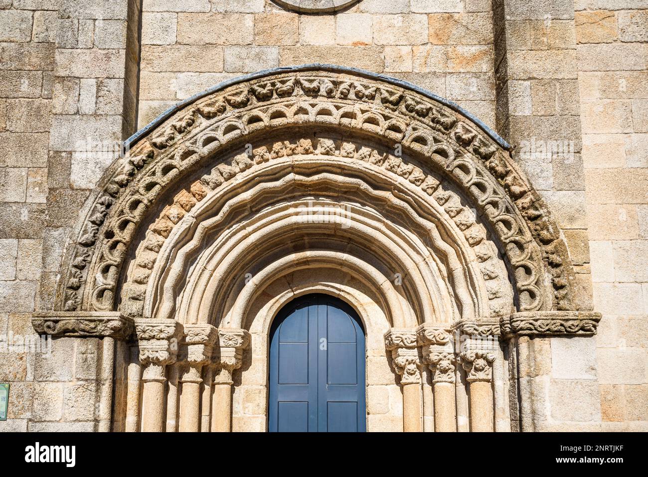 Melide, Galizia, Spagna. Tappa principale della rotta Camino de Santiago. Vista della porta della cappella di San Roque Foto Stock