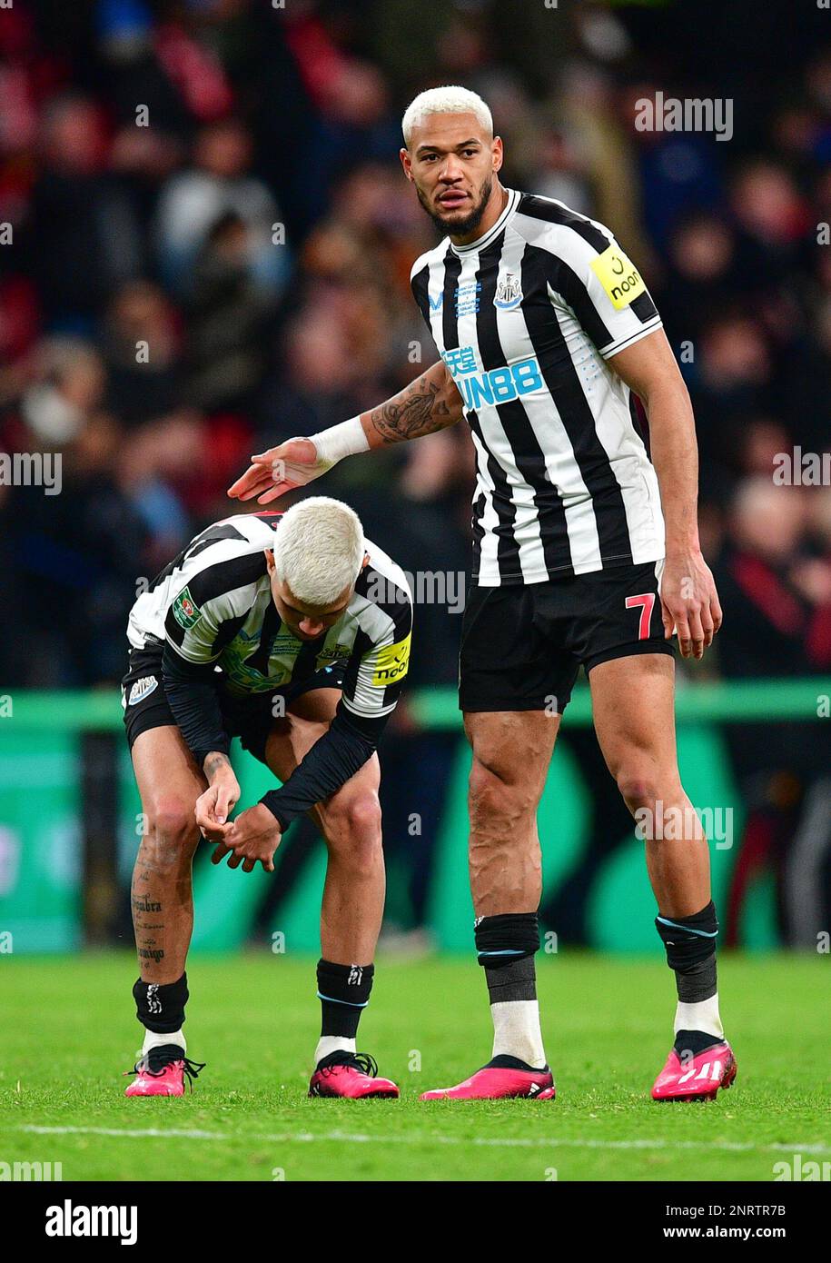 Manchester, Regno Unito. 26th Feb, 2023. Joelinton del Newcastle United consola Bruno Guimaraes del Newcastle United dopo aver perso la finale della Carabao Cup tra il Manchester United e il Newcastle United a Old Trafford il 26th 2023 febbraio a Manchester, Inghilterra. (Foto di Jeff Mood/phcimages.com) Credit: PHC Images/Alamy Live News Foto Stock