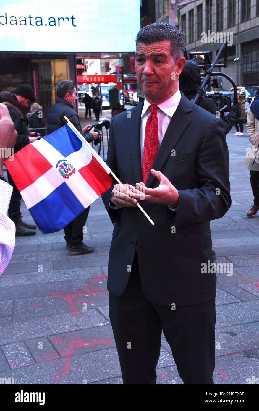 New York, NY, Stati Uniti. 27th Feb, 2023. Ydanis Rodriguez, commissario del Dipartimento dei trasporti di New York a Times Square, di fronte al cartello Nasdaq che celebra la Giornata dell'Indipendenza della Repubblica Dominicana con i proprietari d'affari e i membri della sua comunità il 27 febbraio 2023 a New York City. Credit: Mpi099/Media Punch/Alamy Live News Foto Stock