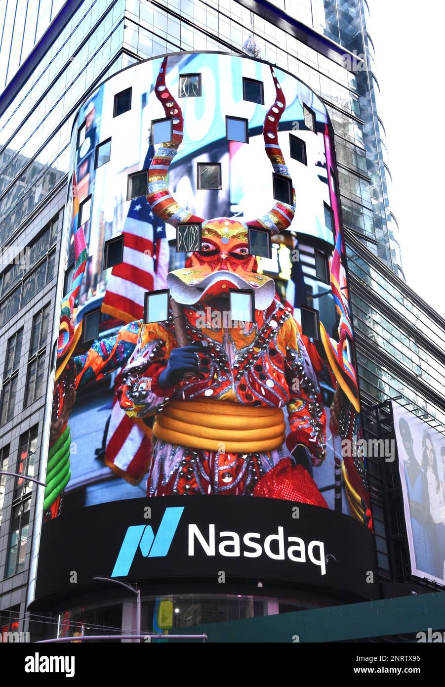New York, NY, Stati Uniti. 27th Feb, 2023. Vista del segno Nasdaq che celebra la Giornata dell'Indipendenza della Repubblica Dominicana con i proprietari di imprese dominicani e i membri della sua comunità il 27 febbraio 2023 a New York City. Credit: Mpi099/Media Punch/Alamy Live News Foto Stock New York, NY, Stati Uniti. 27th Feb, 2023. Vista del segno Nasdaq che celebra la Giornata dell'Indipendenza della Repubblica Dominicana con i proprietari di imprese dominicani e i membri della sua comunità il 27 febbraio 2023 a New York City. Credit: Mpi099/Media Punch/Alamy Live News Foto Stock