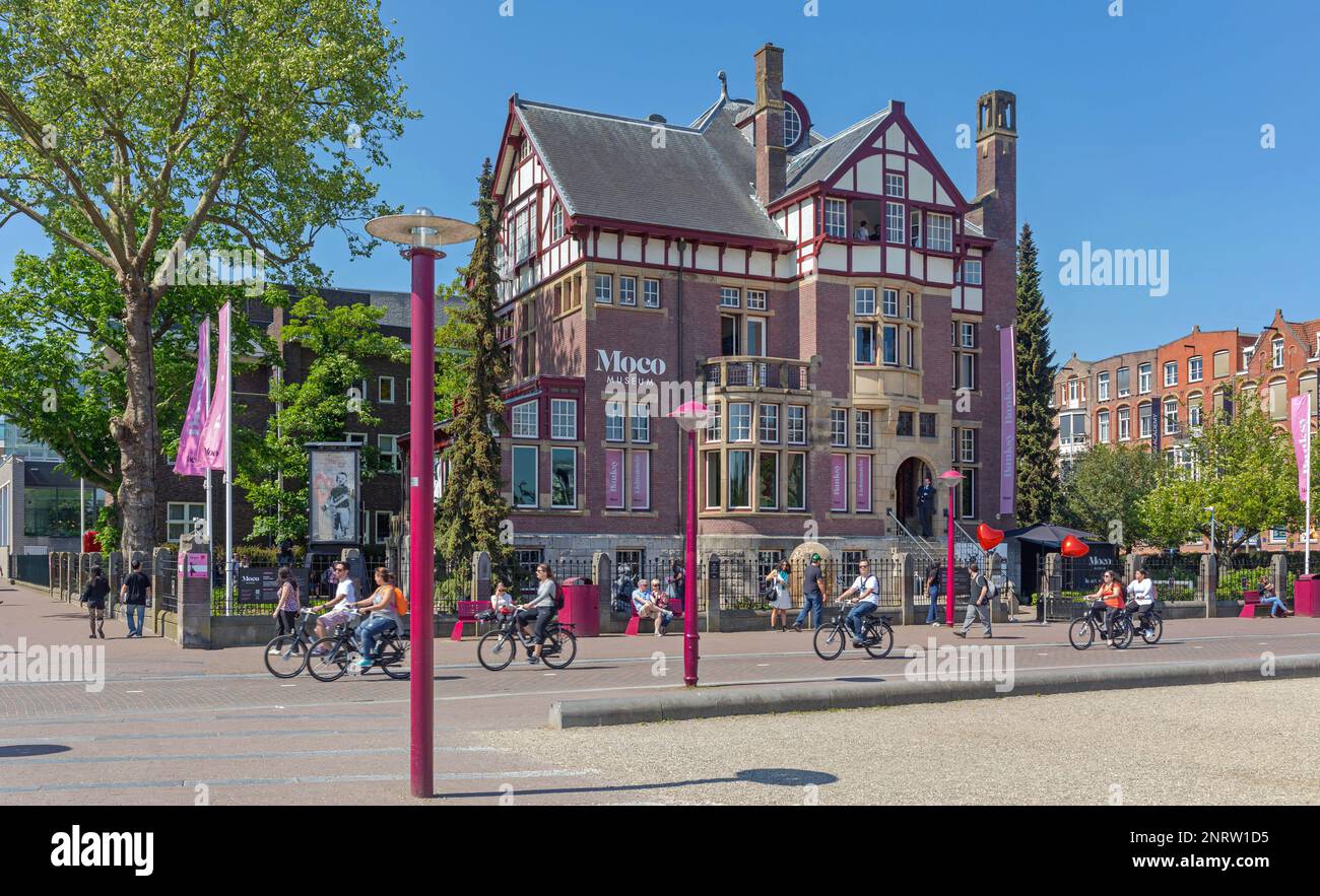 Amsterdam, Paesi Bassi - 15 maggio 2018: Moco Modern Contemporary Street Art Museum Building in City al Sunny Day. Foto Stock