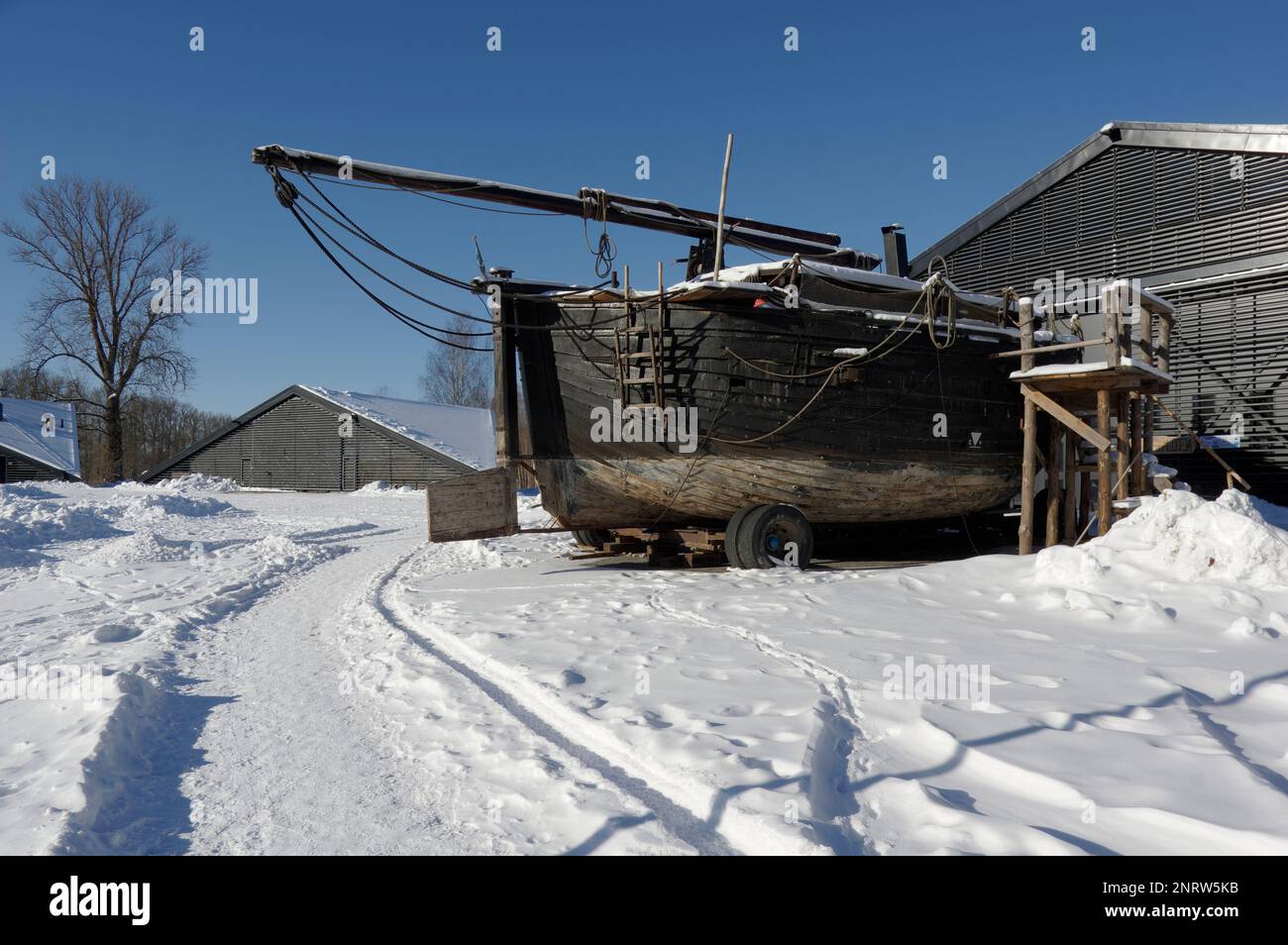 Chiatta Jõmmu in attesa di un periodo di navigazione di fronte alla sala della costruzione navale denominata Lodjakoda a Tartu nel febbraio 2023 Foto Stock