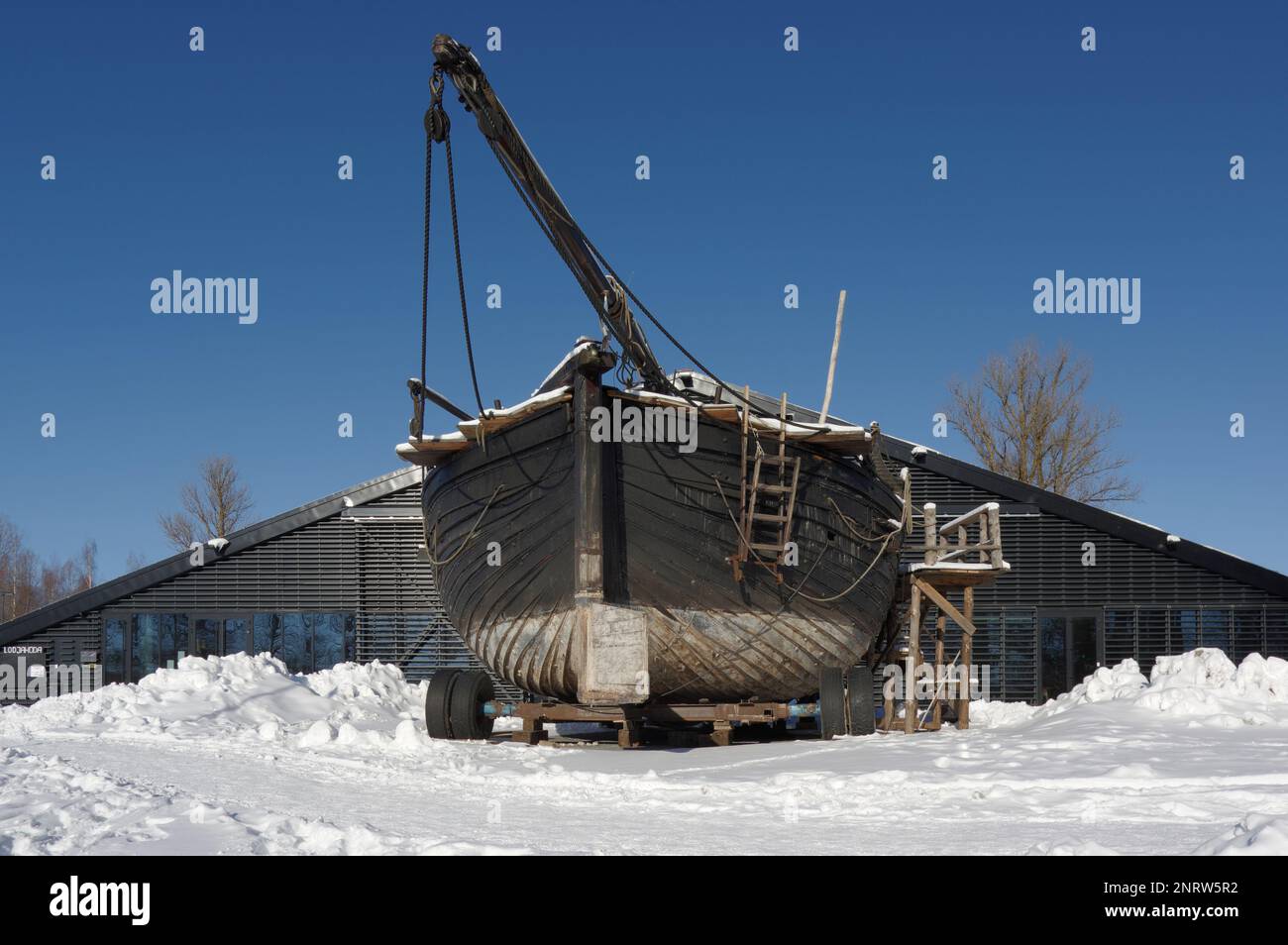 Chiatta Jõmmu in attesa di un periodo di navigazione di fronte alla sala della costruzione navale denominata Lodjakoda a Tartu nel febbraio 2023 Foto Stock