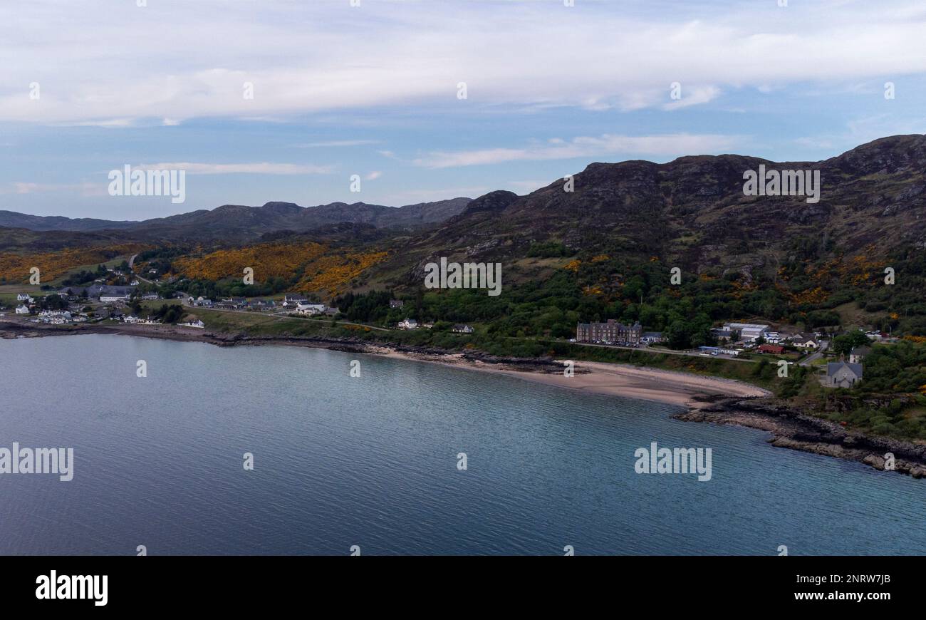 Gairloch Beach, con Gairloch Hotel nella foto. Gairloch è uno dei principali villaggi della costa settentrionale 500. Wester Ross, Scozia Foto Stock