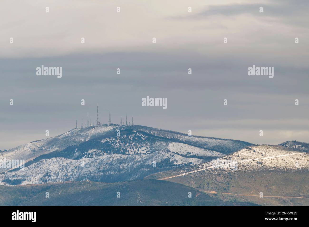 Vista panoramica sulla cima del Monte Serra innevata, provincia di Pisa, Italia Foto Stock
