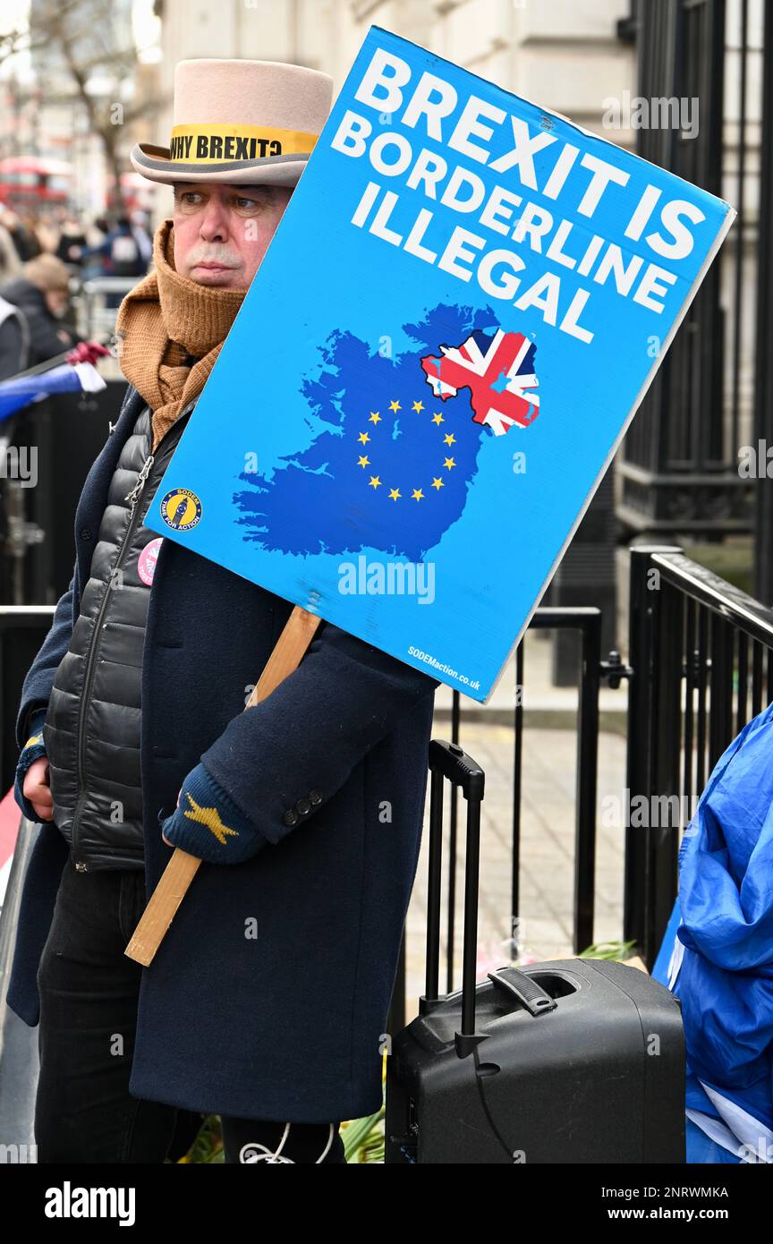 Londra, Regno Unito. Steve Bray. I manifestanti anti della Brexit si sono riuniti a Downing Street il giorno in cui il primo ministro Rishi Sunak ha proseguito con un nuovo accordo sulla Brexit sul commercio dell’Irlanda del Nord. Foto Stock