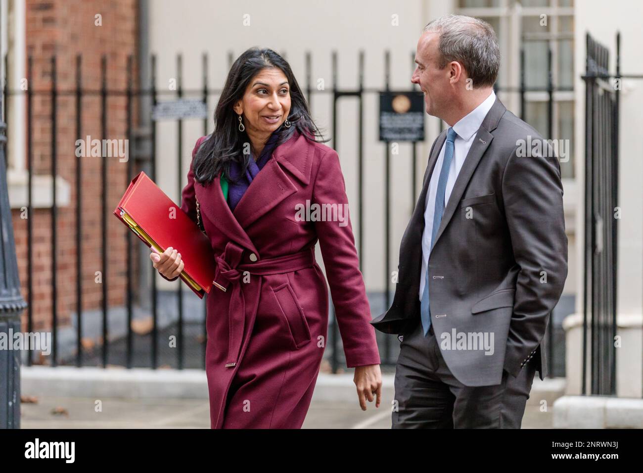 Downing Street, Londra, Regno Unito. 27th febbraio 2023. Suella Braverman QC MP, Segretario di Stato per il Dipartimento dell'interno e Dominic Raab MP, Vice primo Ministro, Lord Chancellor, E il Segretario di Stato per la Giustizia partecipa alla riunione del Gabinetto di emergenza al 10 di Downing Street il giorno in cui il primo Ministro Rishi Sunak e il presidente dell'Unione europea Ursula von der Leyen finalizzano il protocollo dell'Irlanda del Nord a Windsor. Foto di Amanda Rose/Alamy Live News Foto Stock