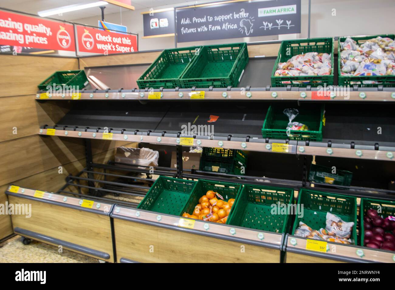 UXBRIDGE, INGHILTERRA - 22 febbraio 2023: Scarsità di verdura causata dal maltempo in Europa e in Africa Foto Stock