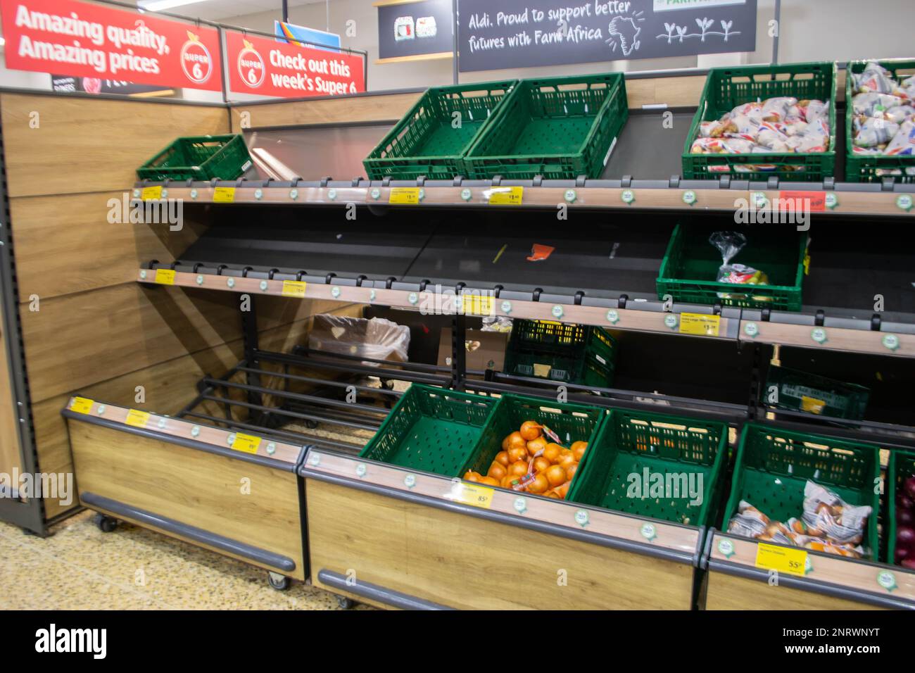 UXBRIDGE, INGHILTERRA - 22 febbraio 2023: Scarsità di verdura causata dal maltempo in Europa e in Africa Foto Stock