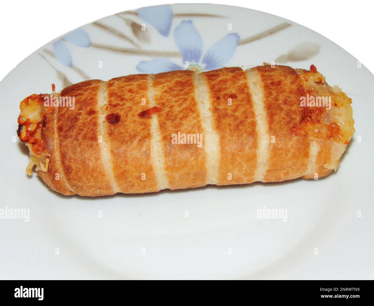 Involtini di pasta sfoglia ripieni di formaggio su un piatto Foto Stock