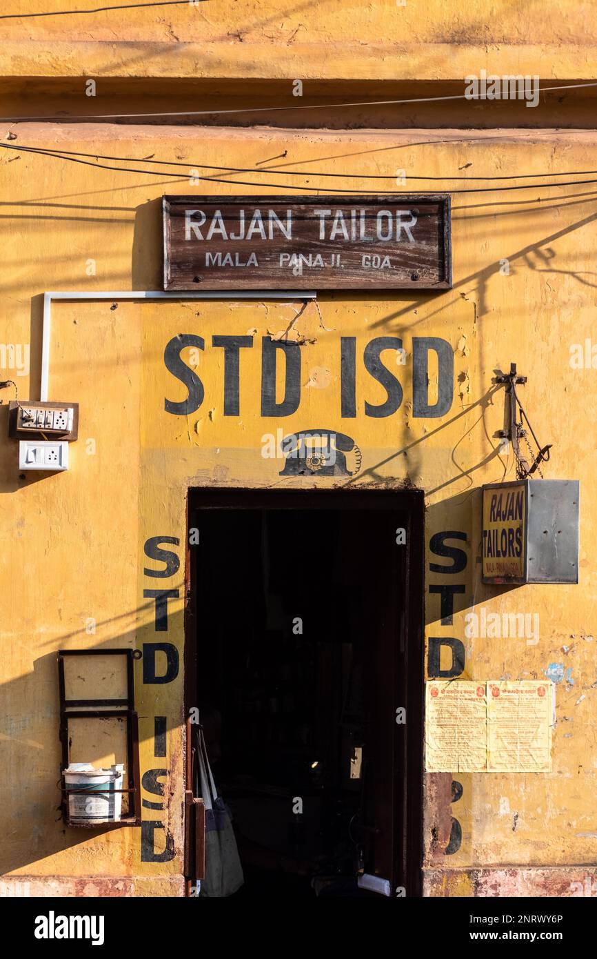 Panjim, Goa, India - Gennaio 2023: Facciata esterna di un vecchio negozio con pareti gialle che offrono servizi di chiamata STD e ISD nel quartiere di Fontainhas. Foto Stock