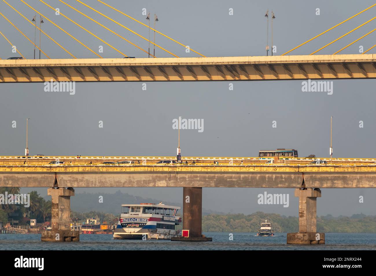 Panjim, Goa, India - Gennaio 2023: Il cavo è rimasto Atal Setu ponte sul fiume Mandovi nella città di Panaji. Foto Stock