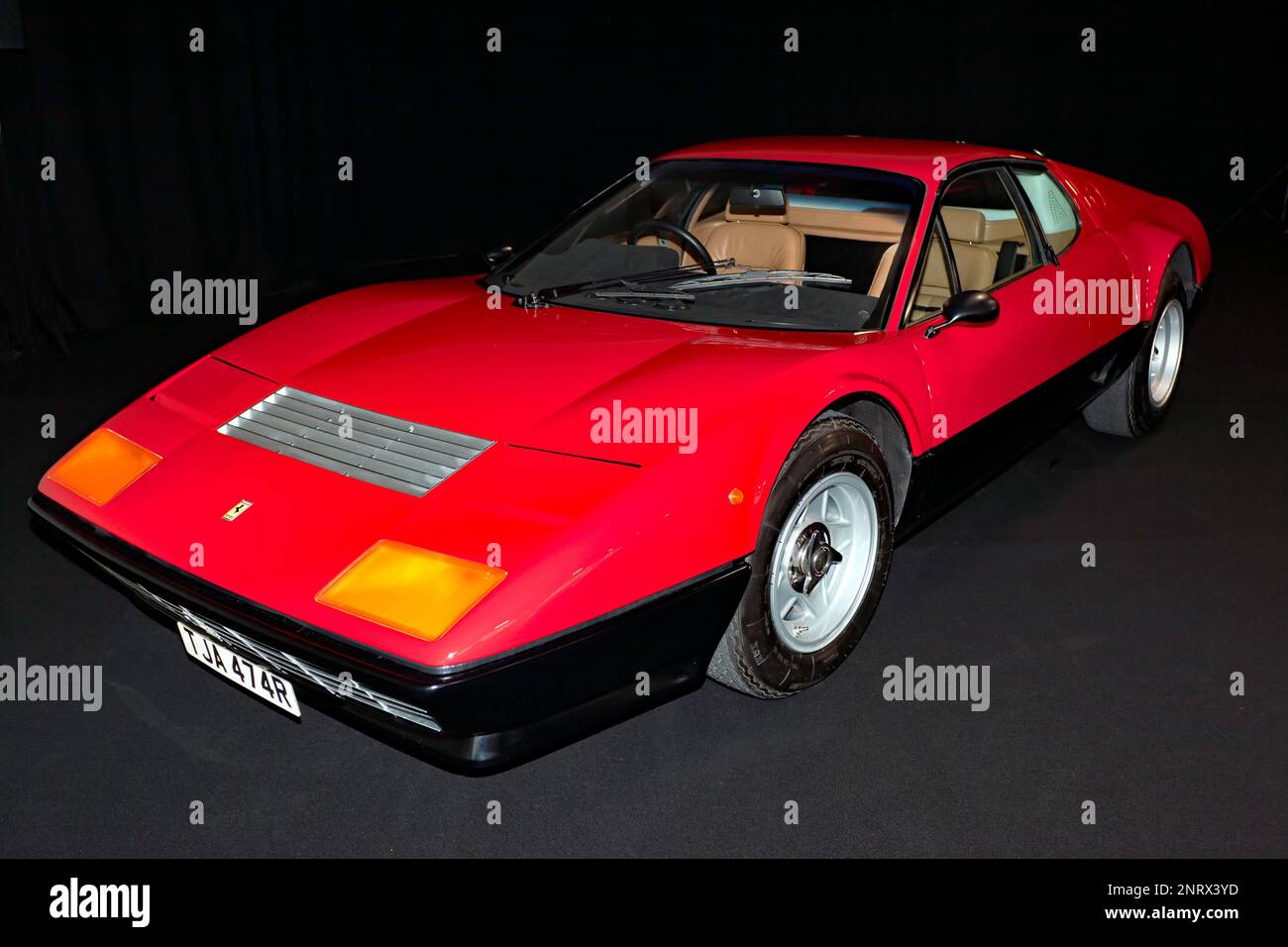 Studio Shot of a Red, 1977, Ferrari Berlinetta Boxer, sullo stand dell'arte delle auto, al London Classic Car Show 2023 Foto Stock