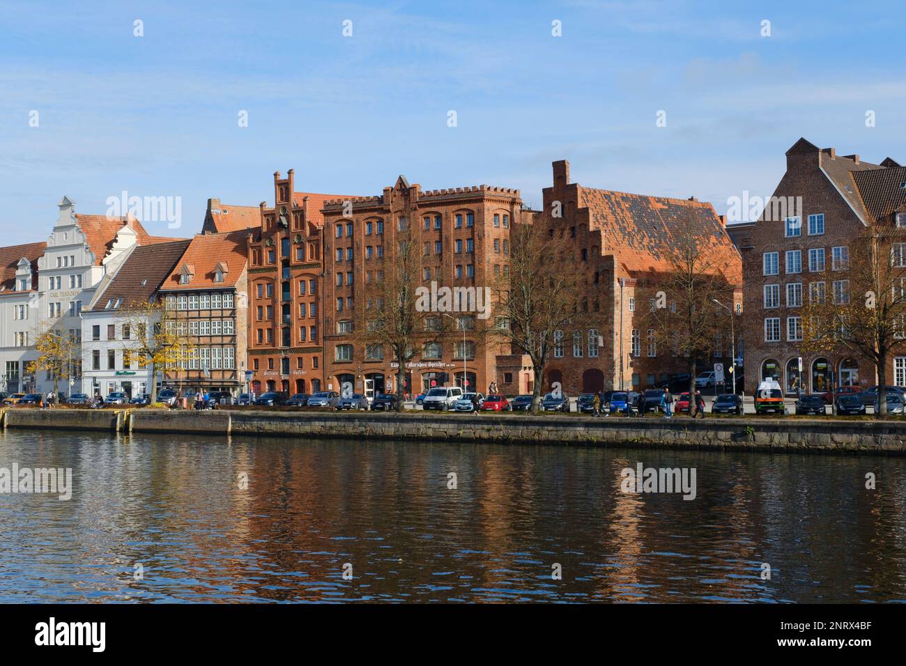 Edificio della città vecchia sul fiume trave, Lübeck, patrimonio dell'umanità dell'UNESCO, Schleswig-Holstein, Germania, Europa Foto Stock