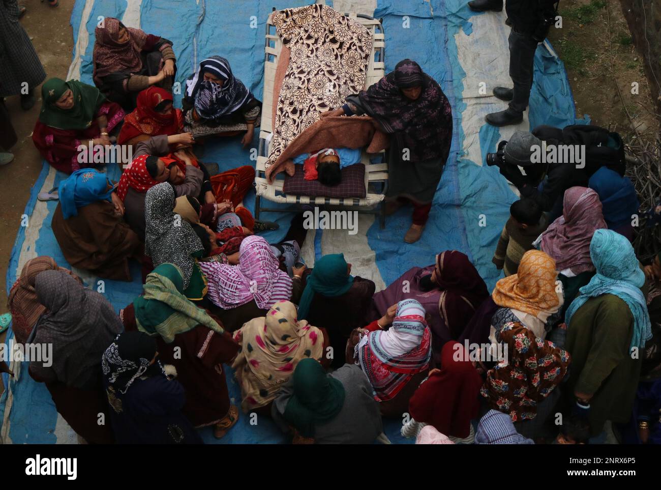 Non esclusivo: 26,2023 febbraio, Srinagar Kashmir, India: I parenti piangono vicino al corpo di Sanjay Sharma, un Pandit Kashmiri, durante i suoi proces funerali Foto Stock